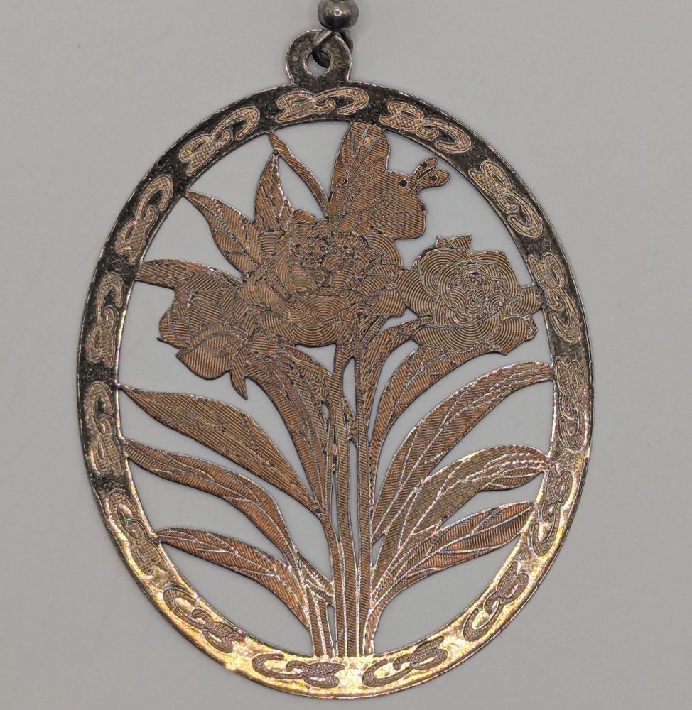 Elegant Gold Floral Earrings - Picture 4 of 6